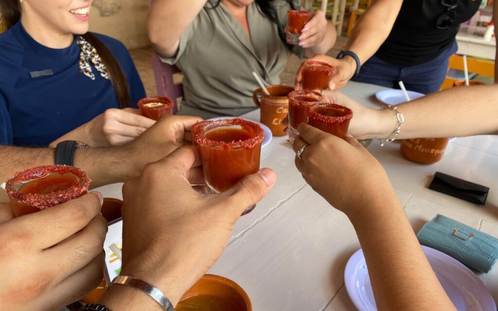 Personas socializando y celebrando un cumpleaños.