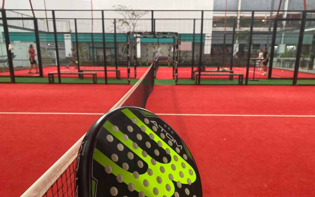 Socializar mientras juegas al padel.